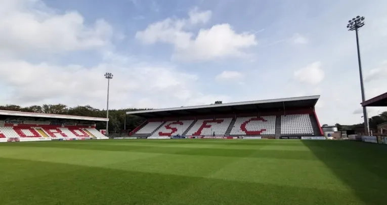 alt=&quot;Các khán đài của sân Broadhall Way (Lamex Stadium) tại Stevenage, cho thấy cấu trúc khu vực chỗ ngồi và khu vực đứng&quot;