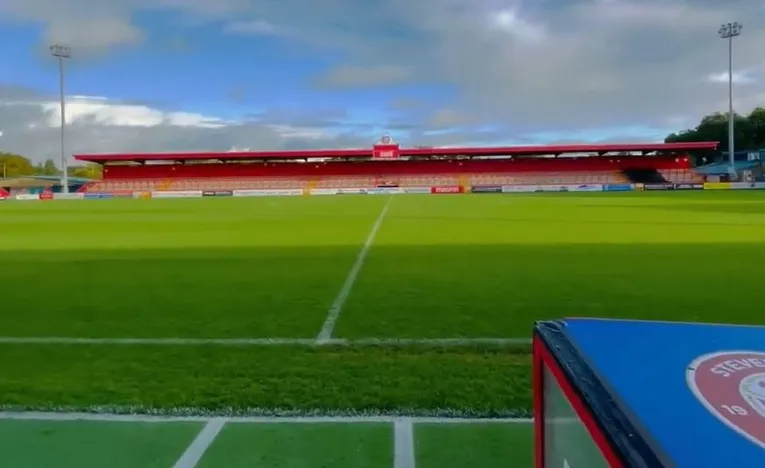 alt=&quot;Khu vực khán đài đứng (terraces) tại sân Broadhall Way của Stevenage FC, nơi các cổ động viên cuồng nhiệt cổ vũ&quot;