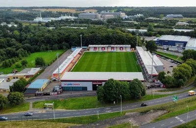 alt="Toàn cảnh sân vận động Broadhall Way của Stevenage FC nhìn từ trên cao, thể hiện quy mô và vị trí độc đáo của sân Lamex"