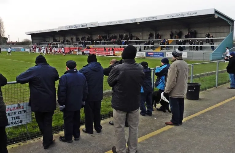 Bầu không khí náo nhiệt tại sân Optima vào ngày thi đấu của Weston-super-Mare AFC