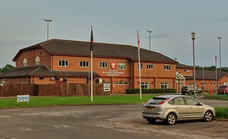 Bên ngoài sân vận động Blackwell Meadows, nơi những người hâm mộ Darlington FC tề tựu vào ngày thi đấu