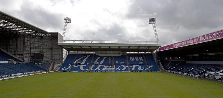 Bên trong sân vận động The Hawthorns, khán đài và sân cỏ xanh mướt