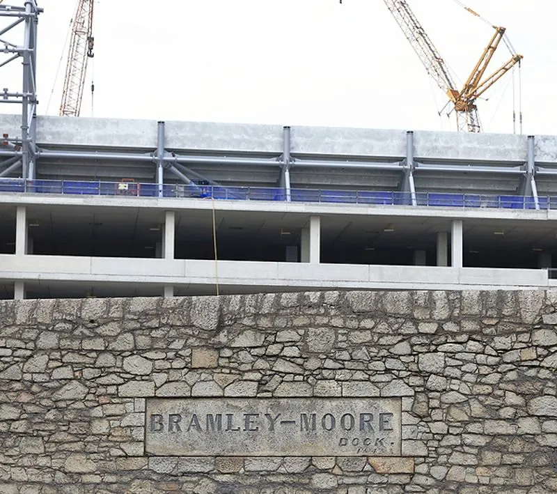Biển báo công trường sân Bramley-Moore Dock khi đang xây dựng, biểu tượng cho kỷ nguyên mới của Everton.