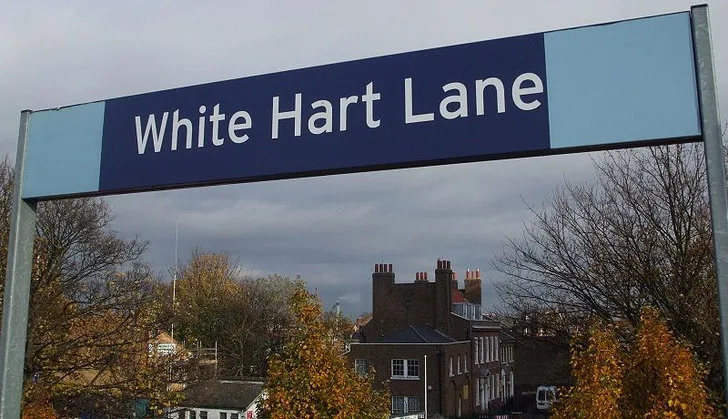 Biển báo sân ga White Hart Lane, biểu tượng của một thời đã qua của Tottenham Hotspur.
