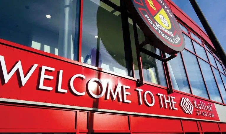 Biển hiệu chào mừng tại sân vận động Stonebridge Road, nơi đặt trụ sở của Ebbsfleet United