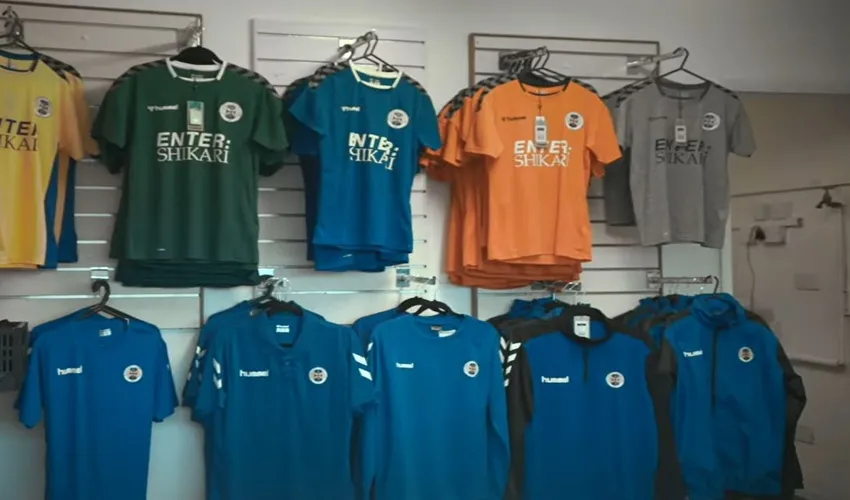 Bộ trang phục thi đấu sân nhà xanh vàng truyền thống của CLB St Albans City FC