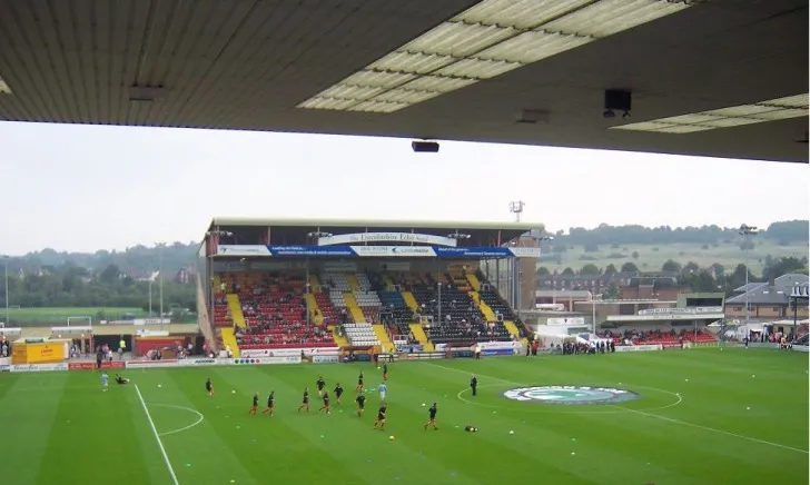 Các cầu thủ Lincoln City đang tập luyện trên sân Sincil Bank, chuẩn bị cho mùa giải đầy thách thức.