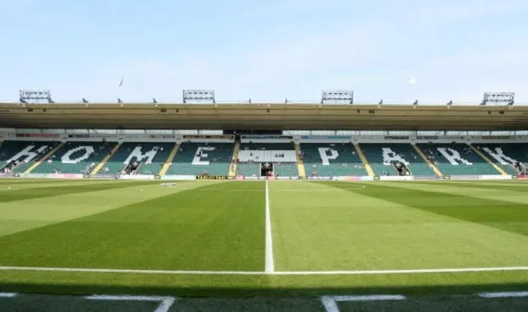 Các khán đài của sân Home Park, nơi cổ động viên Plymouth Argyle cháy hết mình.