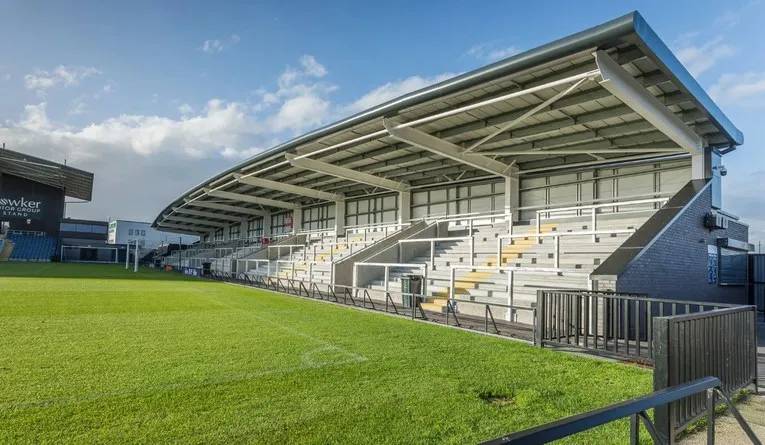 Các khán đài đứng sôi động tại sân vận động Mill Farm, nơi cổ động viên AFC Fylde cháy hết mình