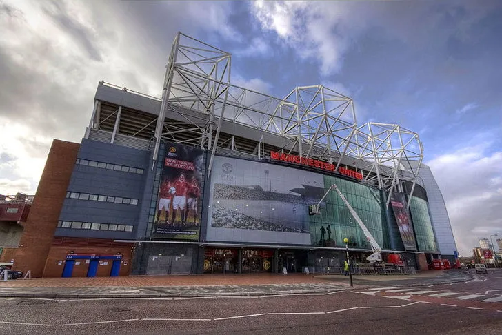 Cận cảnh bên ngoài sân Old Trafford, biểu tượng của sự hùng vĩ và lịch sử Manchester United