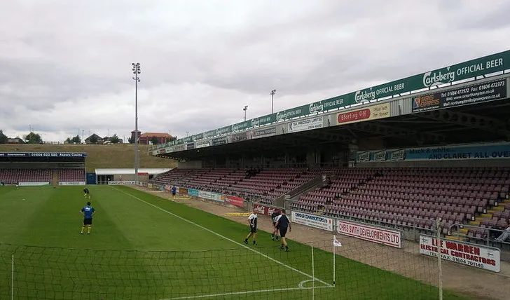 Cận cảnh các khán đài trống trải tại sân Sixfields trước trận đấu của Northampton Town