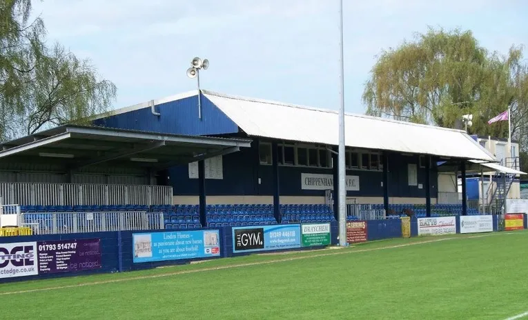 Cận cảnh khán đài chính của Hardenhuish Park, trung tâm của sân nhà Chippenham Town