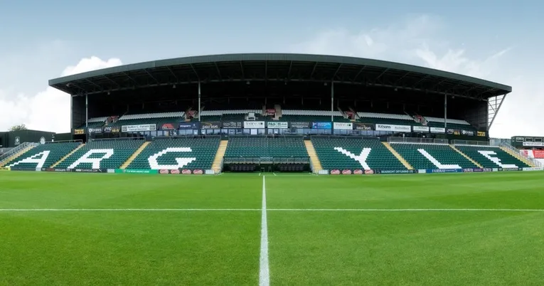 Cận cảnh khán đài chính Mayflower Grandstand tại sân Home Park.