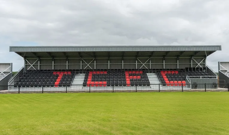 Cận cảnh khán đài chính tại sân Truro Sports Hub với khu vực chỗ ngồi cho người hâm mộ