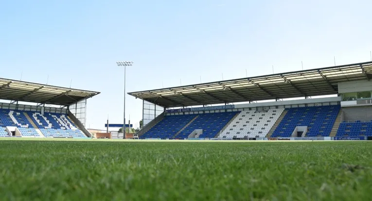 Cận cảnh khu vực đường biên sân JobServe Community Stadium