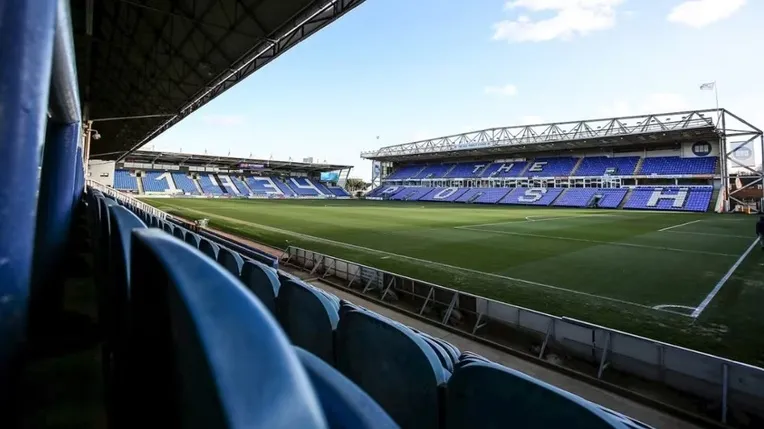 Cận cảnh mặt cỏ sân vận động Weston Homes, nơi diễn ra những pha bóng đỉnh cao của Peterborough United.