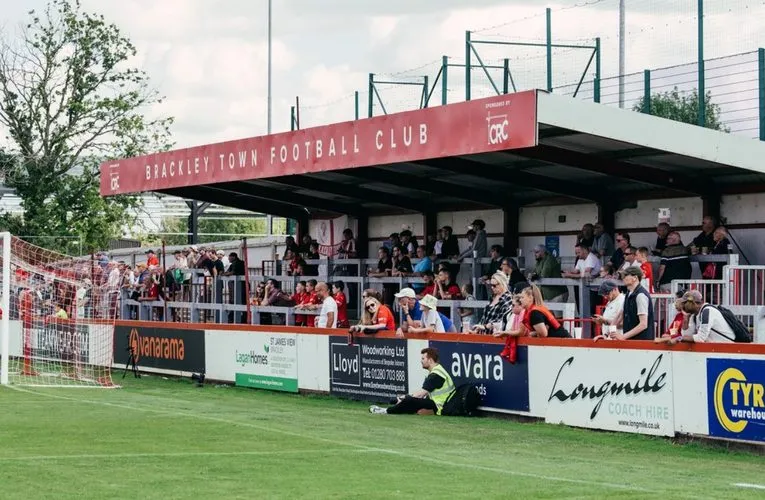 Cận cảnh ngày hội bóng đá tại sân St James Park Brackley