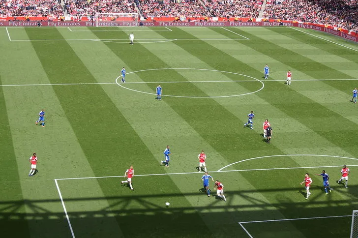 Cảnh một trận đấu kinh điển giữa Arsenal và Chelsea tại sân Emirates