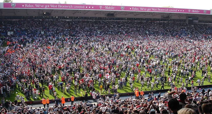 Cảnh tượng đám đông CĐV West Brom ăn mừng sau &quot;Cuộc thoát hiểm vĩ đại&quot; tại The Hawthorns