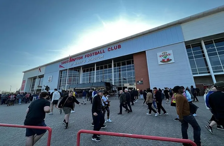 Cảnh tượng người hâm mộ Southampton đổ về sân St. Mary's vào ngày thi đấu, tạo nên không khí sôi động bên ngoài thánh địa của The Saints
