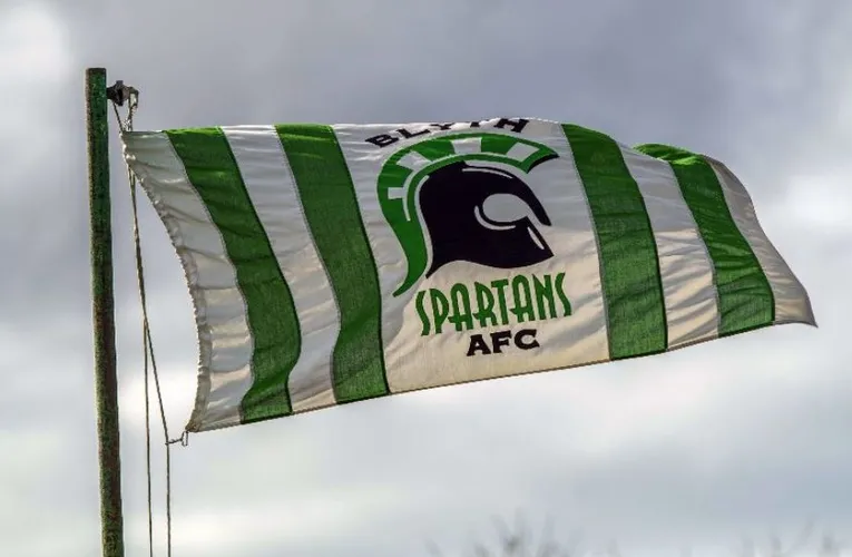 Cờ biểu tượng của câu lạc bộ Blyth Spartans tung bay tại sân vận động Croft Park