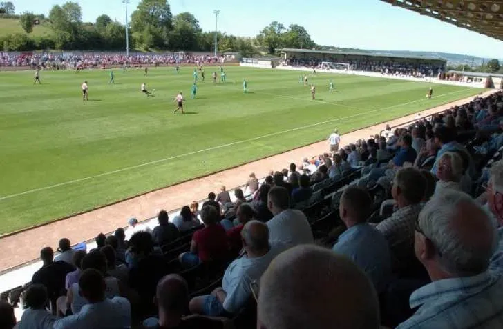Cổ động viên Forest Green Rovers cuồng nhiệt trên khán đài The New Lawn