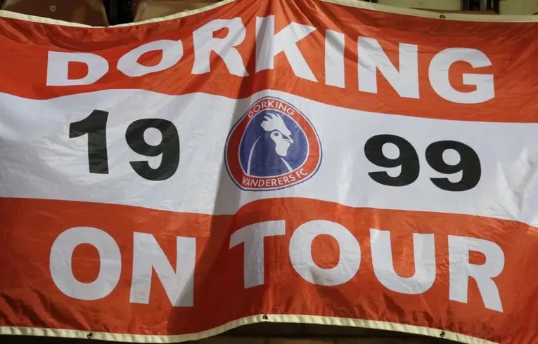Cờ hiệu của câu lạc bộ Dorking Wanderers FC