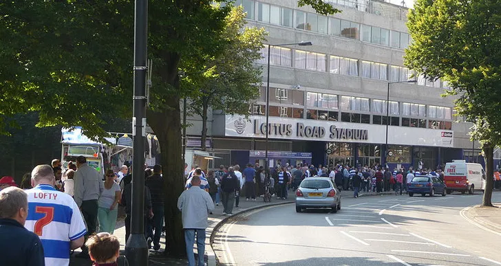 Con đường dẫn vào sân vận động Loftus Road, nơi cổ động viên QPR hành quân ngày trận đấu
