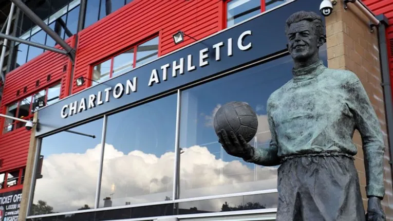 Cổng chính của sân vận động The Valley, biểu tượng lịch sử của Charlton Athletic