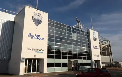 Cổng chính sân Deepdale, sân nhà câu lạc bộ Preston North End