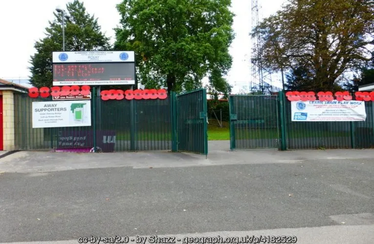 Cổng chính sân vận động Recreation Ground của Aldershot Town, chào đón người hâm mộ.