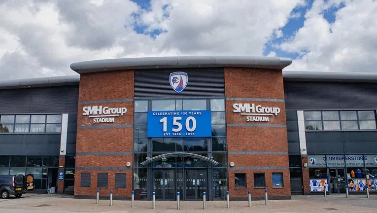 Cổng chính sân vận động SMH Group, nơi chào đón người hâm mộ đến cổ vũ Chesterfield FC