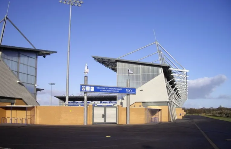 Cổng vào chính sân JobServe Community Stadium sau khi khánh thành