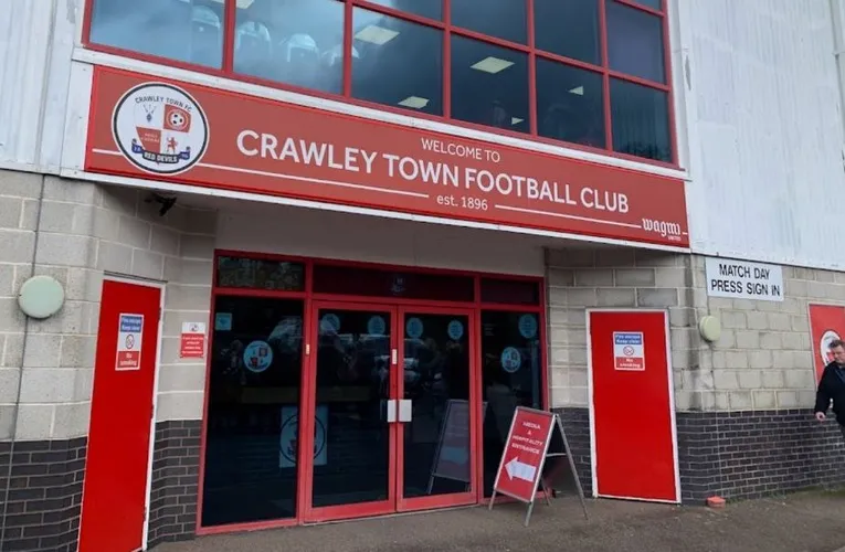 Cổng vào chính sân vận động Broadfield Crawley