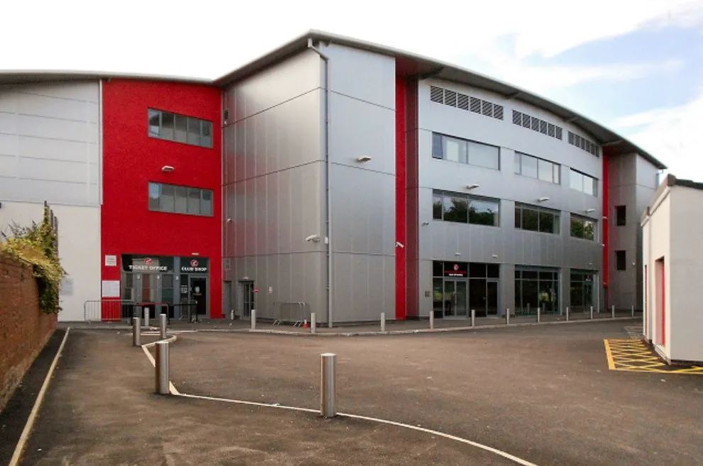 Cổng vào chính sân vận động Highbury của Fleetwood Town, điểm khởi đầu cho mọi trận cầu đỉnh cao hạng dưới.