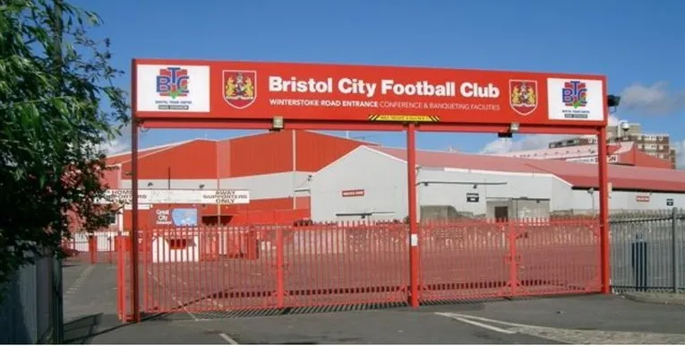 Cổng vào sân Ashton Gate, chào đón hàng ngàn người hâm mộ đến cổ vũ Bristol City mỗi cuối tuần