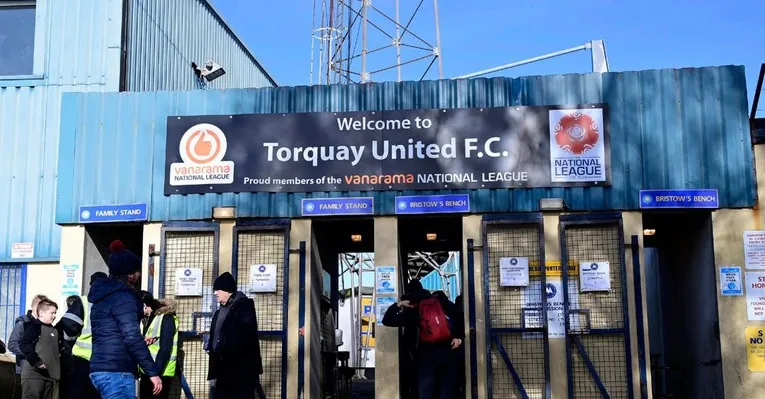 Cổng vào sân Plainmoor Torquay, cánh cửa dẫn lối đến thế giới bóng đá 'hạng gà' đầy hấp dẫn