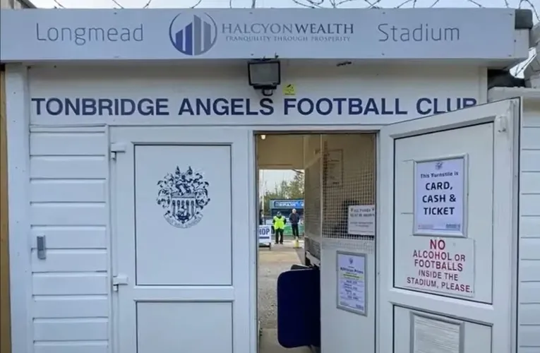 Cổng vào sân vận động Longmead, chào đón người hâm mộ đến với thế giới của Tonbridge Angels.