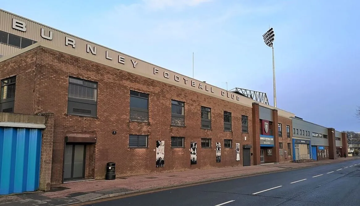 Cổng vào sân vận động Turf Moor từ đường Harry Potts Way
