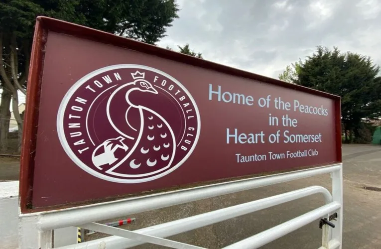 Cổng vào sân vận động Wordsworth Drive với kiến trúc cổ kính và biểu tượng Taunton Town FC