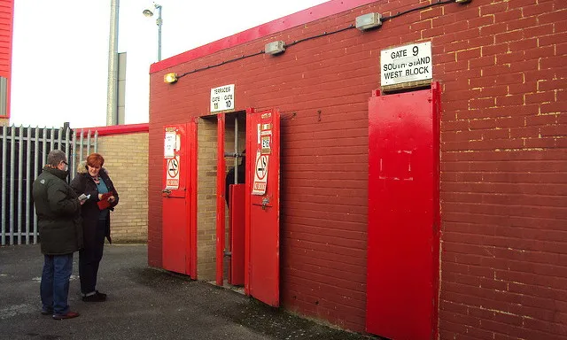Cổng vào sân Victoria Road (turnstiles), lối đi quen thuộc của người hâm mộ Dagenham &amp; Redbridge.