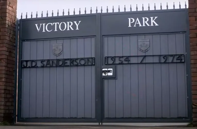 Cổng vào sân Victory Park của Chorley FC, nơi đón chào những người hâm mộ trung thành của bóng đá Anh bán chuyên