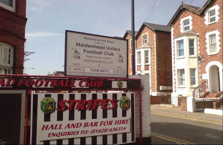 Cổng vào sân York Road, sân nhà của câu lạc bộ Maidenhead United, điểm đến của những người hâm mộ bóng đá truyền thống