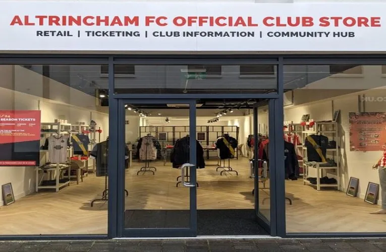 Cửa hàng CLB Altrincham FC (Club Shop) tại sân J Davidson, nơi fan mua sắm đồ lưu niệm