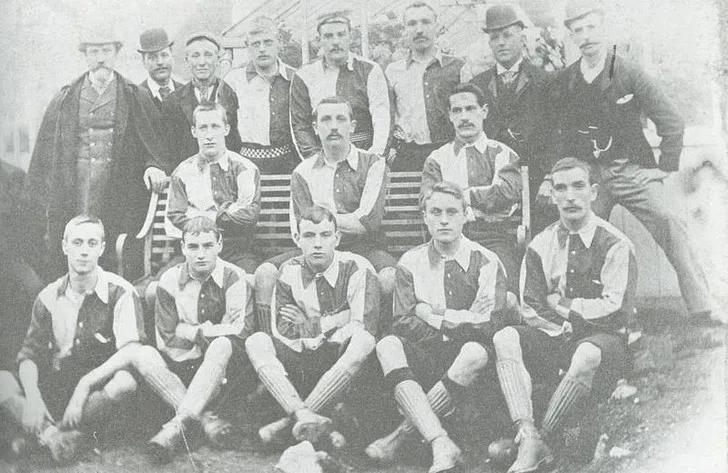 Đội bóng Walsall F.C. chụp ảnh năm 1893, giai đoạn sơ khai của CLB