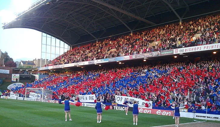 Đội cổ vũ Crystal Palace khuấy động không khí sôi động tại Selhurst Park