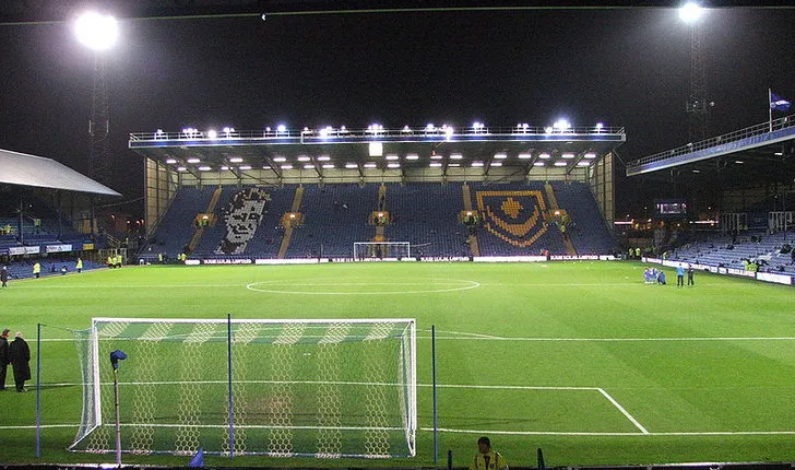 Fratton Park trước trận đấu đêm