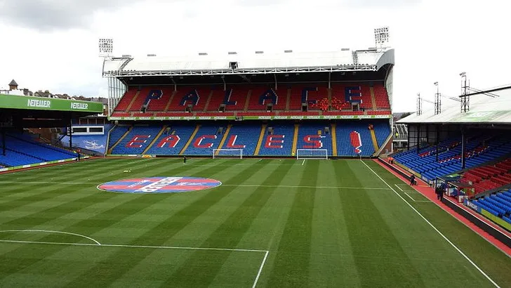 Góc nhìn bên trong sân vận động Selhurst Park, cho thấy sự gần gũi giữa khán đài và sân đấu