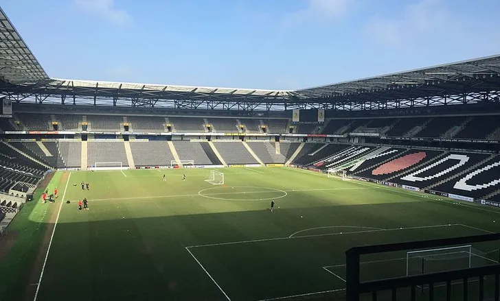 Góc nhìn cận cảnh khán đài Stadium MK với hàng ghế trống trải, chờ đợi CĐV MK Dons lấp đầy