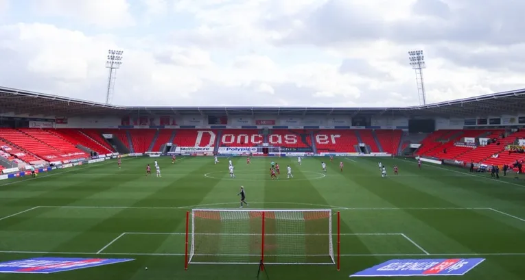 Góc nhìn cận cảnh mặt cỏ xanh mướt của sân Eco-Power Stadium, sẵn sàng cho những trận đấu đỉnh cao của Doncaster Rovers